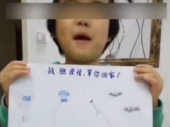 张静静5岁女儿曾拍视频，鼓励在黄冈的妈妈打败病毒，早点回家。如今这句话让人泪目……(网图)