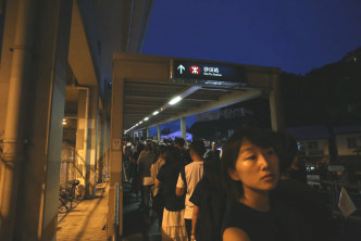 東鐵綫沿線車站都迫滿乘客。