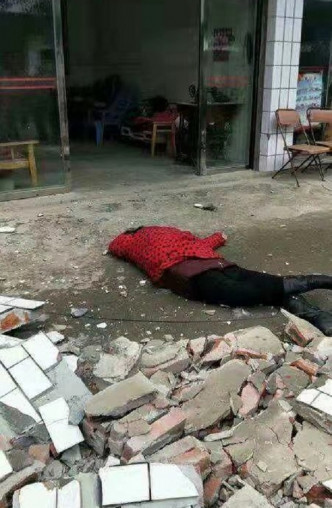 地震中2人遭跌下來的陽台護欄擊中致死。網上圖片