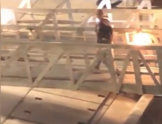 網上流傳的短片見到克羅齊爾單獨一人步過舷梯。網圖