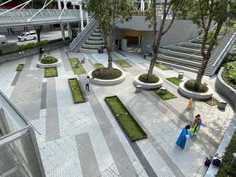 建筑师将半个公园「升高」，兴建一个平台花园，并在平台下兴建活动中心。