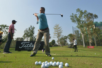 视障人士亦可追寻打高尔夫球的乐趣。梁誉东摄