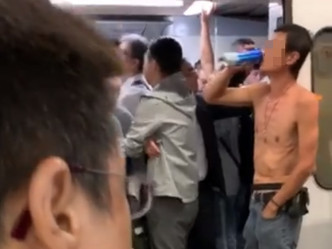 男子荃湾站疑阻车门起争执。网上图片