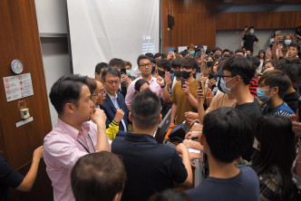 陈伟强昨日被大批学生围堵指骂。资料图片