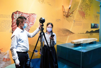 IVE多媒体、虚拟实境及互动创作高级文凭学生，利用8K高解像度的360度镜头拍摄海事博物馆的展览，制作互动短片。