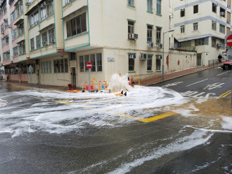 大量水湧出淹路。 楊偉亨攝