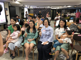 由一群热心妈妈组成的香港母乳育婴协会举办「爱家爱母乳」活动。食卫局图片