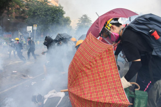 香港理工大學今天仍不斷爆發激烈衝突。