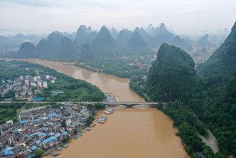 广西阳朔县普降暴雨， 全县9个乡镇出现洪涝灾害。