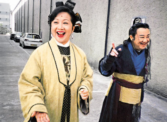 黎小田曾客串薛家燕古装喜剧《皆大欢喜》。