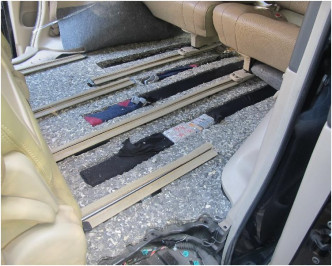 私家車的地毯下檢獲的電腦中央處理器。圖：政府新聞處