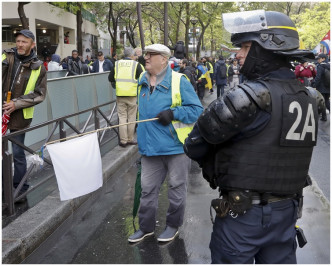 巴黎約有1200人示威大致和平。AP