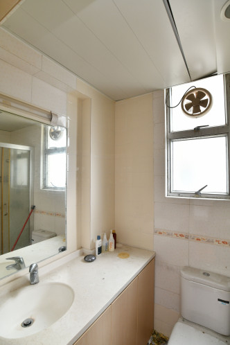 浴室保養不俗，並設窗戶排走濕氣。