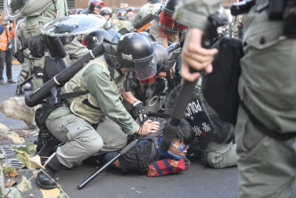 防暴警察制服多人