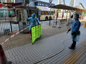 清洁工人在巴士站进行大消洗消毒。