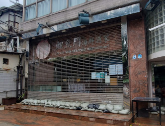 鯉魚門大街上，大部分海鮮酒家未有開門營業。