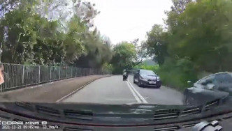 有车cam拍到铁骑士切双白线逆线直撼私家车的一刻。网上片段截图