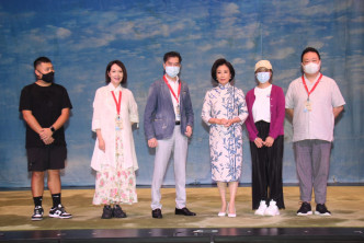阿姐与心姐（左二）为粤剧新秀演出开幕拜神。