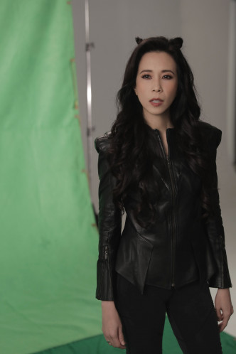 MV中，Karen穿著全黑紧身皮衣，戴著黑色猫耳朵登场。