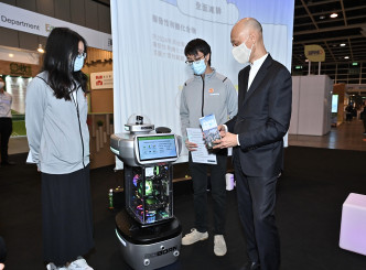 黃錦星在「清新空氣」展區了解機械人介紹《香港清新空氣藍圖2035》所制訂的措施。政府新聞處圖片
