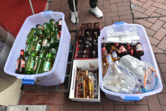 警员检获约100支啤酒、4支红酒、超过20支烈酒。