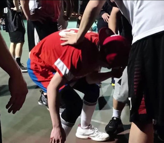 萧敬腾打篮球受伤倒地一刻。
