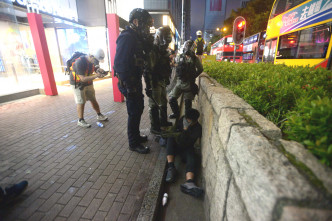 警察制服多名示威者。