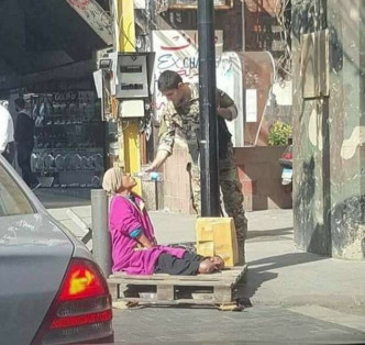 網上早前瘋傳一張黎巴嫩軍人在路邊餵奧斯曼喝水、吃東西的照片。