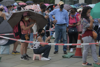 东荟城露天广场采样站今日继续大排长龙。