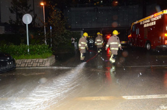 消防使用泵车将停车场积水抽走。