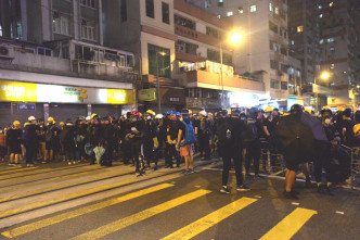 示威者向香港大學站撤離