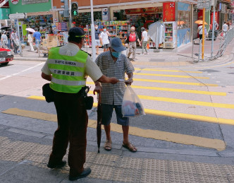 警方向行人派发道路安全宣传单张。图:警方提供