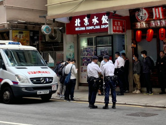 人員突擊搜查餐廳、雜貨店及排檔等。警方圖片