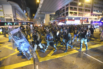 防暴警察昨晚驱散示威者。资料图片