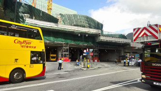 棚架摇摇欲坠。香港突发事故报料区图片