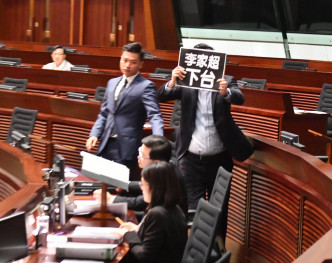 胡志偉被趕離場引民主派議員不滿。