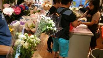 花墟今日多了一批購買白花的黑衣顧客。FB「香港突發事故報料區」Alexander Lau‎圖片