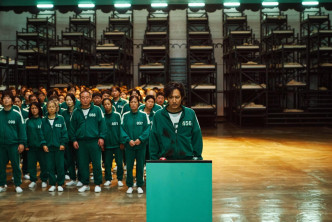 剧中参加游戏的人，全部都要穿上绿色运动装。