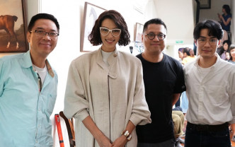 关锦鹏探班当日，导演梁乐民正拍摄商讨由张国荣饰演《胭脂扣》的十二少一角。