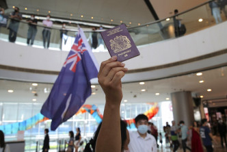 香港有示威者手持英国国民海外护照。AP资料图片