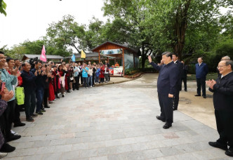 习近平来到广西桂林市象鼻山公园考察调研，并同游客亲切交谈。 新华社图片