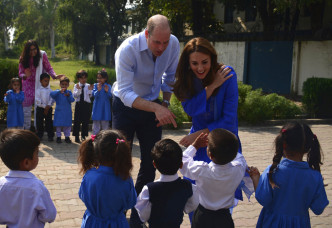 威廉與凱特到訪伊斯蘭堡一所學校。 AP