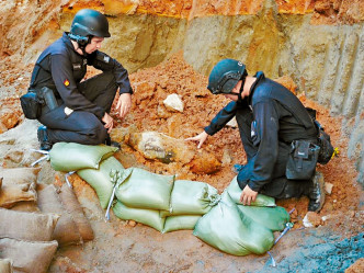 爆炸品处理课人员堆起沙包处理炸弹。警察fb图片