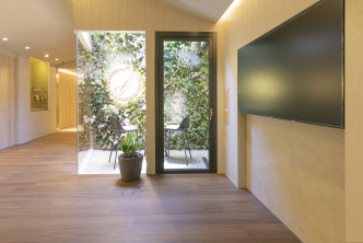 客廳採最新研發、正申請專利的玻璃趟門MAGIC SLIDE連接露台。