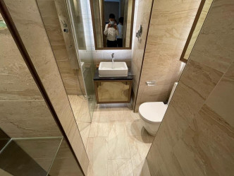 浴室採淋浴間設計，方便打理。