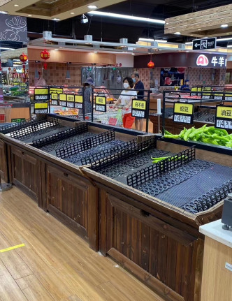 北京有超市蔬菜、水果、鲜肉出现缺货。网上图片