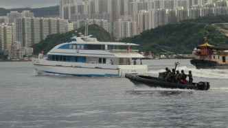 行政長官林鄭月娥及丈夫林兆波等乘搭海事處船隻抵達金紫荊廣場。