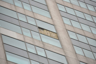 北角英皇道338号华懋交易广场二期有1x2米玻璃幕墙爆裂。