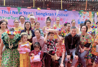 泰国泼水节得奖者与乐善堂总理合照。