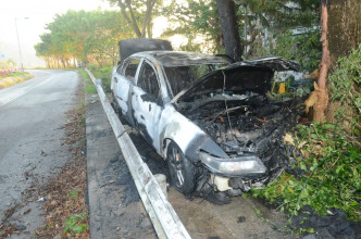 私家车严重焚毁。